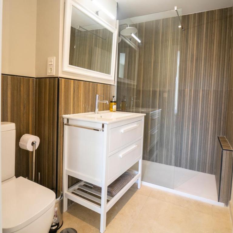 H&H Suite Ganivet Center - Two-Bedroom Apartment with City View - 19