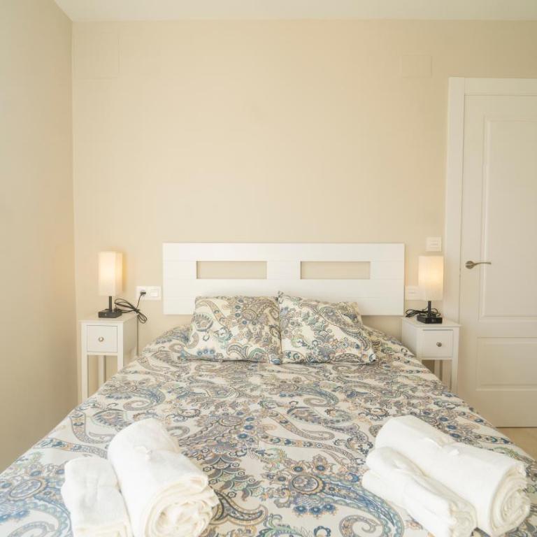 H&H Suite Ganivet Center - Two-Bedroom Apartment with City View - 25