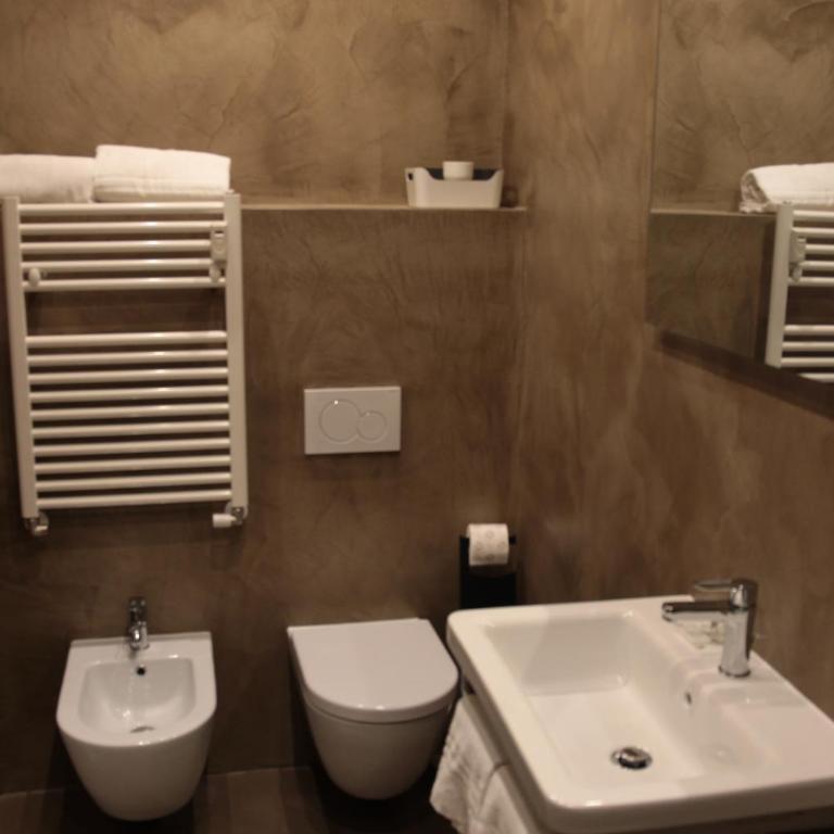 I LOVE ROMA Guest House - Queen Room with Two Queen Beds - 2