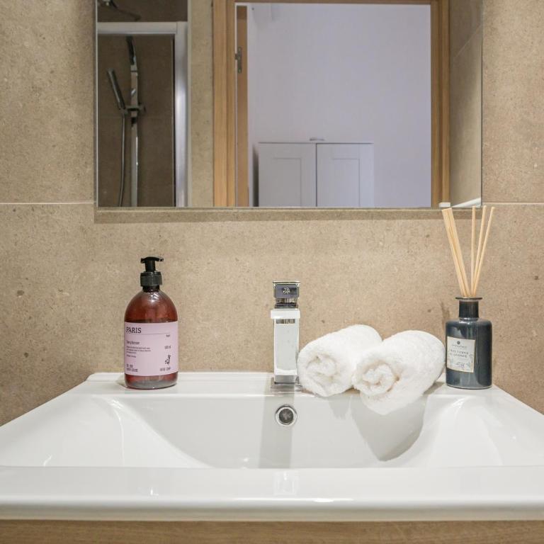 Guest House Chez Bastien - Chambre Double avec Salle de Bains Privative - 13