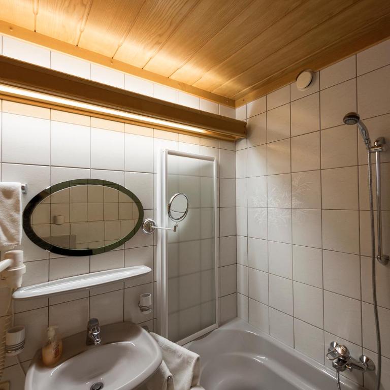 Landhaus Hubertus - Doppelzimmer mit Balkon - 1