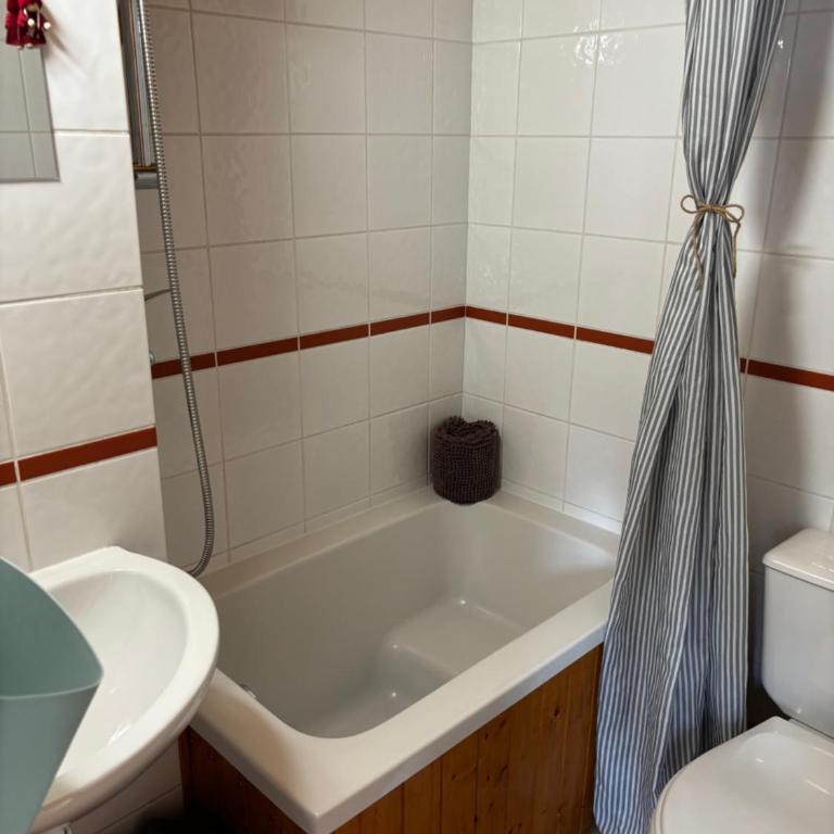 Central Hostel Chatel - Chambre Lits Jumeaux/Double avec Salle de Bains Privative - 5