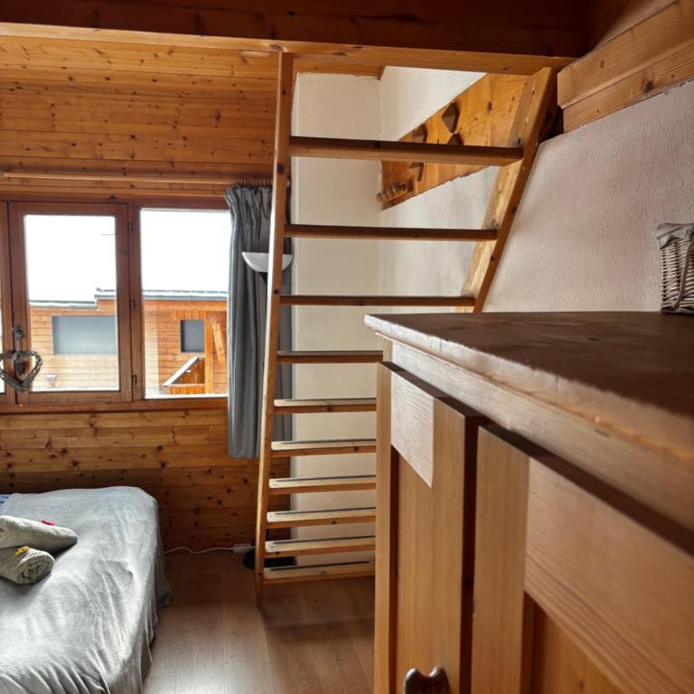 Central Hostel Chatel - Chambre Quadruple avec Salle de Bains Privative - 5