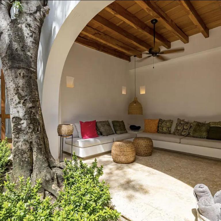 Colonial House with Pool - Four-Bedroom House - 8