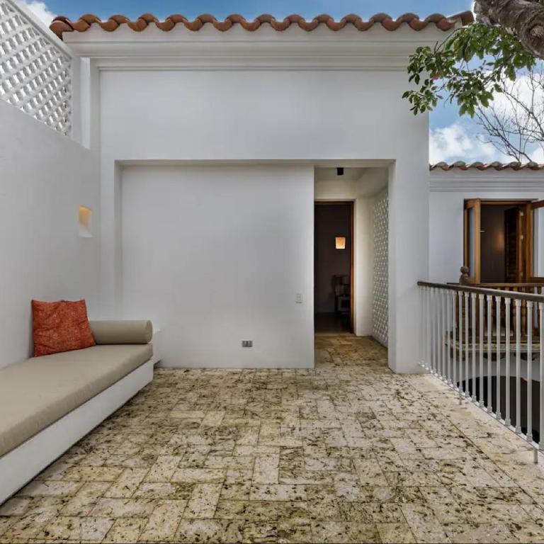 Colonial House with Pool - Four-Bedroom House - 9