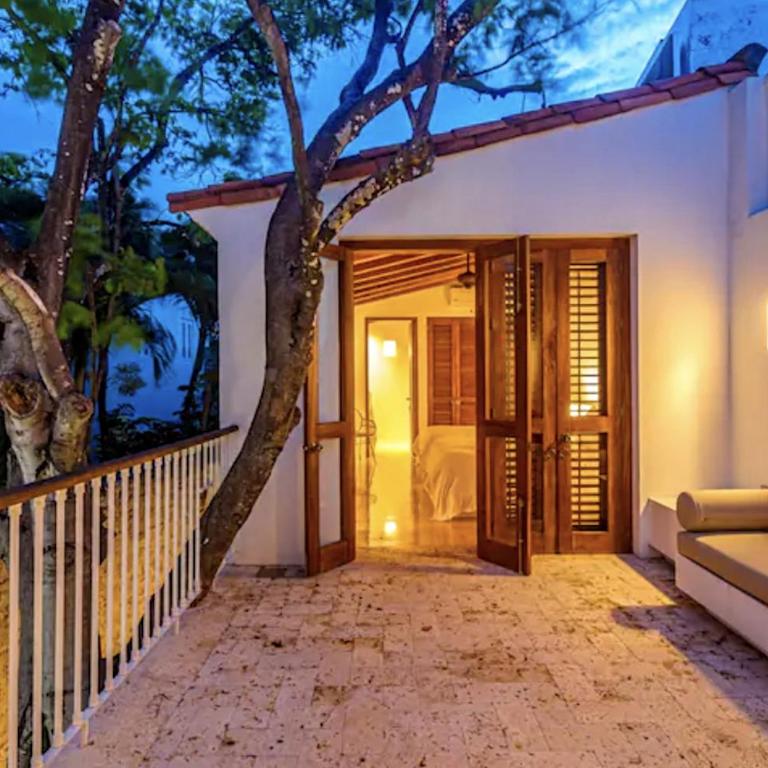 Colonial House with Pool - Four-Bedroom House - 14