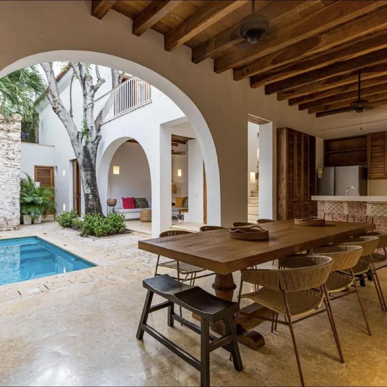 Colonial House with Pool - Four-Bedroom House - 18