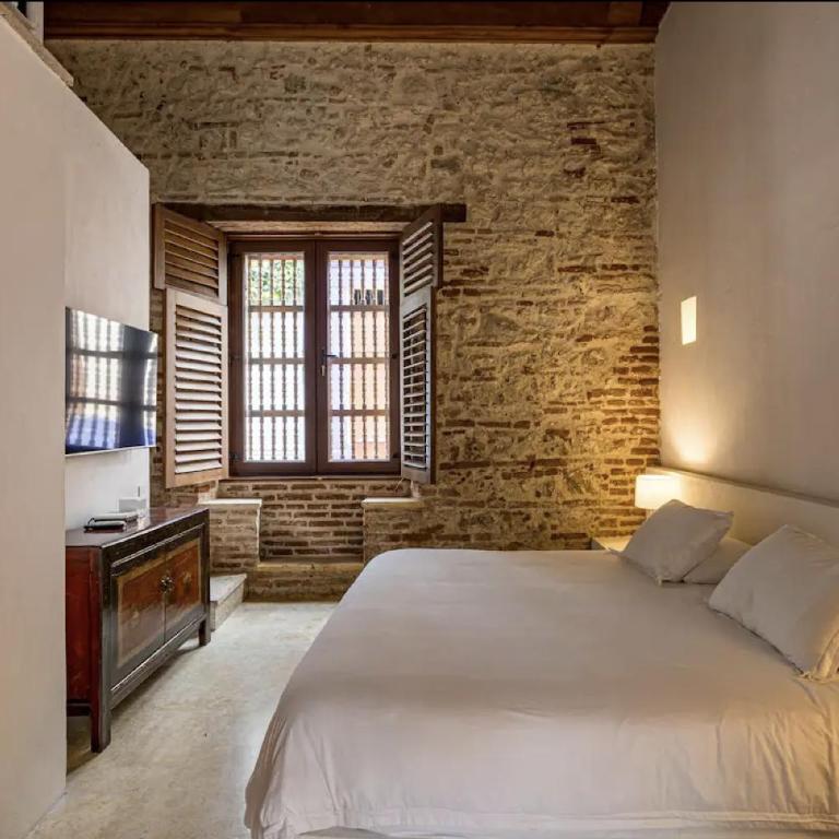 Colonial House with Pool - Four-Bedroom House - 29