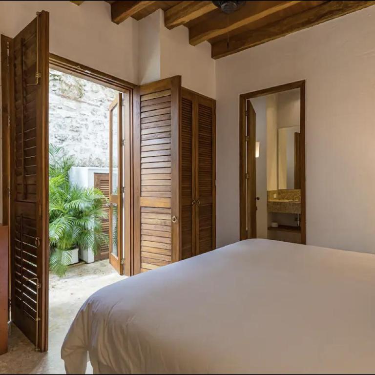 Colonial House with Pool - Four-Bedroom House - 37