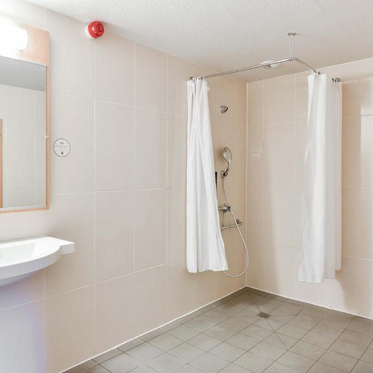 B&B HOTEL Toulouse Centre Canal du Midi - Chambre Triple - Accessible aux Personnes à Mobilité Réduite - 4