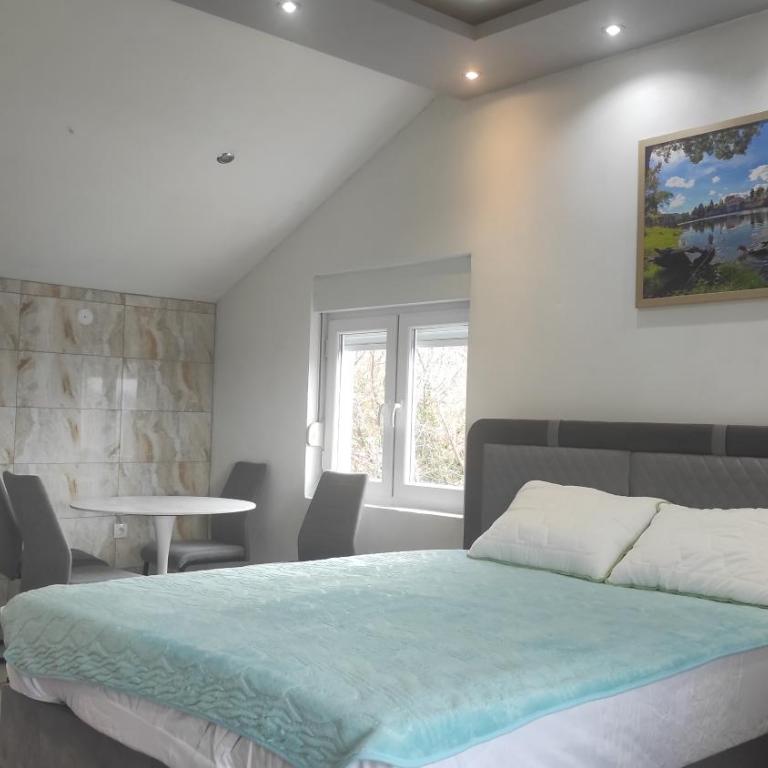 Apartmani Leonida 1 Trebinje - Dvokrevetna Soba sa Bračnim Krevetom i Balkonom (3 Odrasle Osobe) - 23
