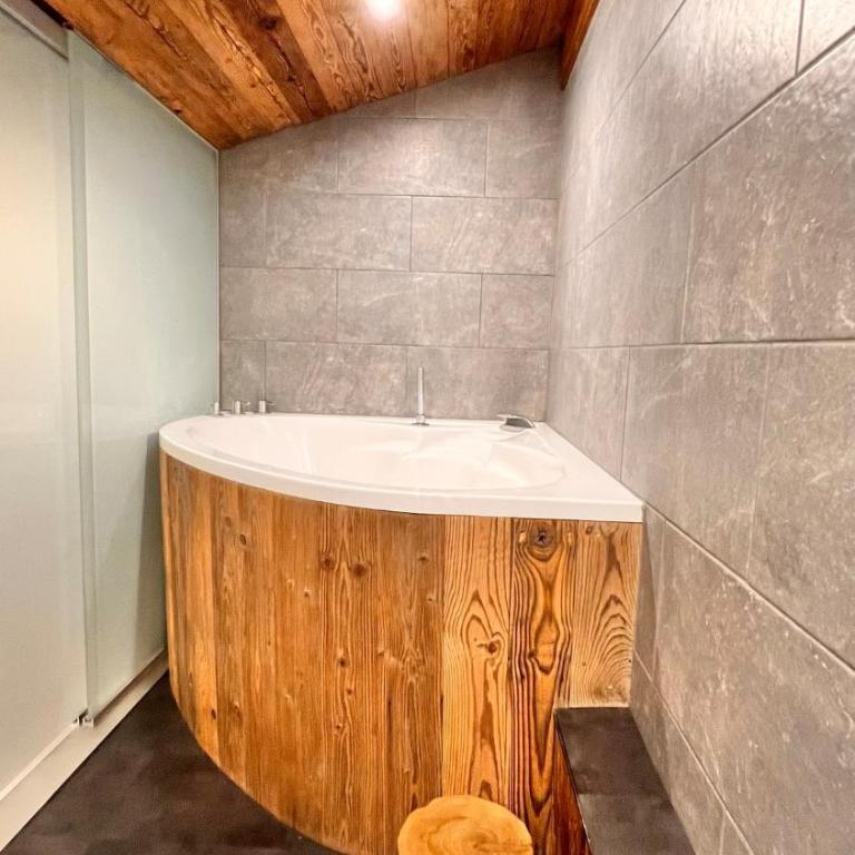 Cozy Alpine Attic - Apartment mit 1 Schlafzimmer und Whirlpool - 25