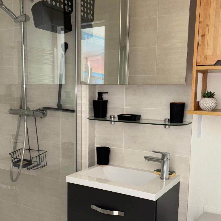 Appartement cosy à 50m de la plage à St Hilaire de Riez - FR-1-323-561 - Apartment - 11