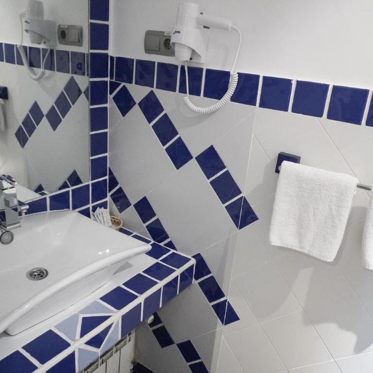 Hostal Santo Domingo - Quadruple Room with Garden View - 1
