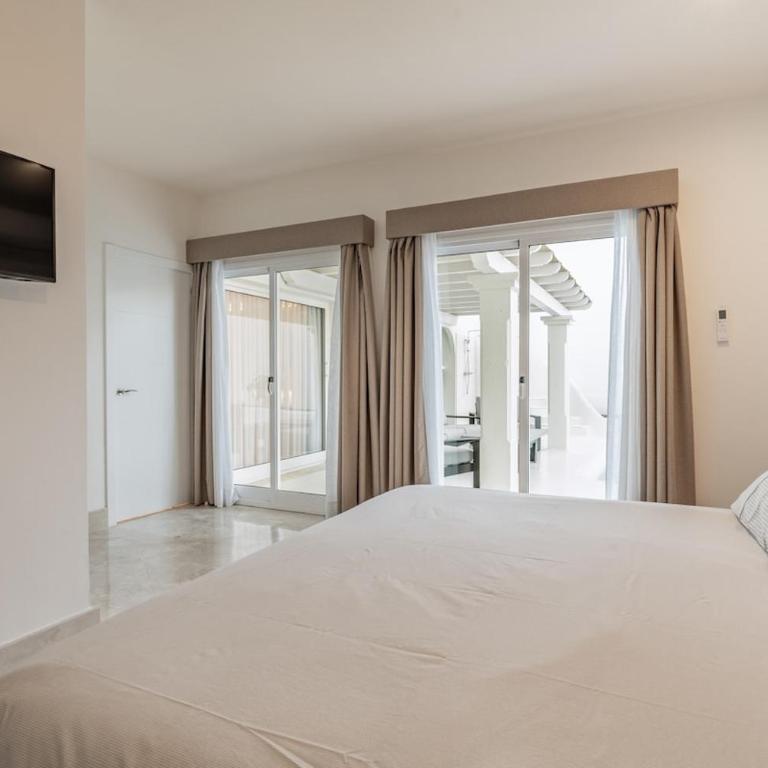 Exclusive Villa in Bahiazul with heated pool - Three-Bedroom Villa - 37