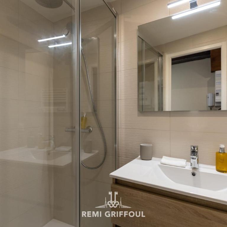 Le Bois Bleu 2nd Floor Elegance & Comfort in the Heart of Honfleur - Apartment - 4