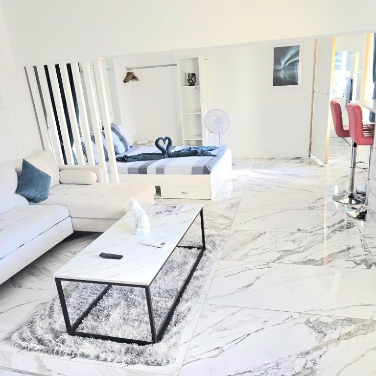 LOVE ROOM by GC - Jacuzzi - Wifi - Clim - Rétroprojecteur - Appartement 1 Chambre - 17