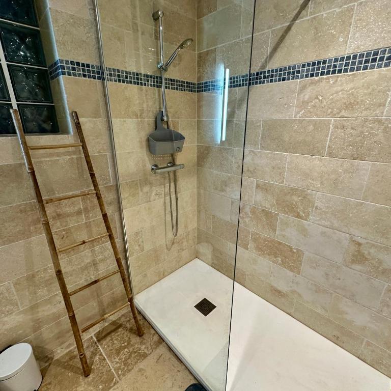 Mas de Baye - classé 5 étoiles meublé de tourisme - Villa avec Piscine Privée - 51