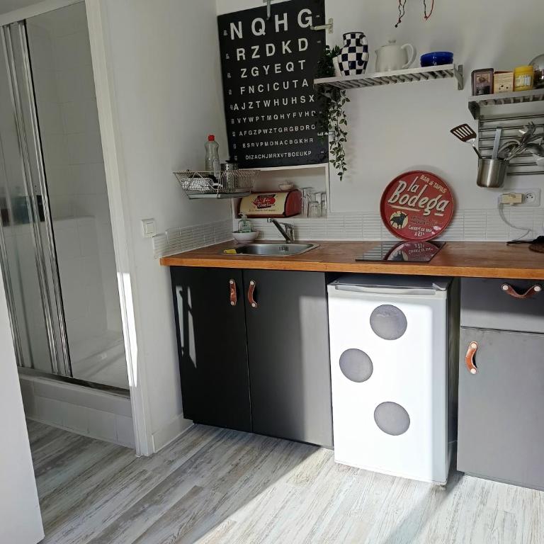 Studio indépendant terrasse entre mer et collines - Appartement 1 Chambre - 11