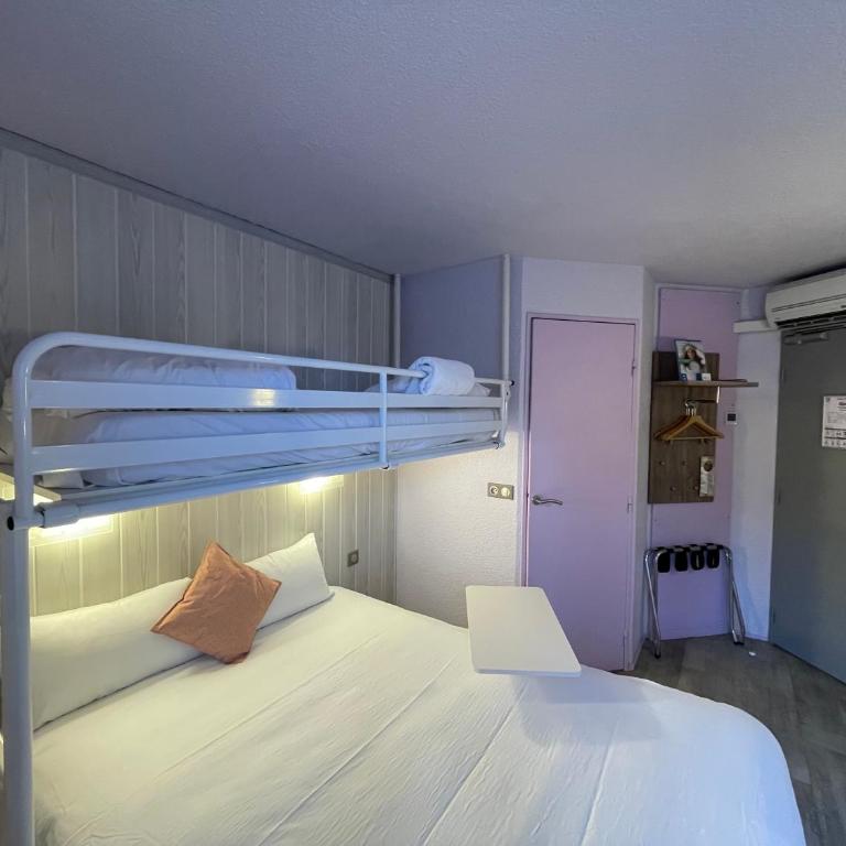 Brit Hotel Chambery - Chambre Triple (2 Adultes & 1 Enfant) - 4