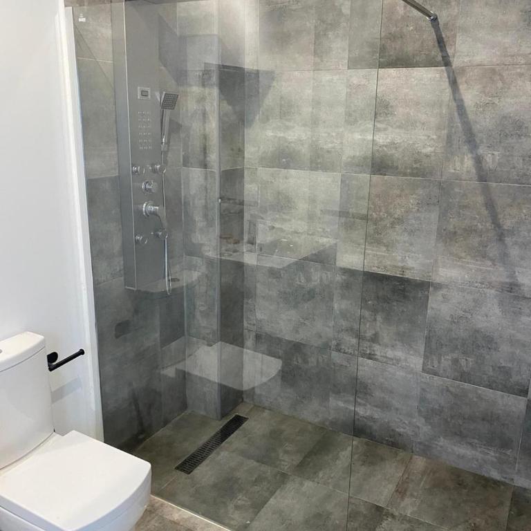 Gran casa cerca de la playa con 3 dormitorios en Pedregalejo - Casa de 3 dormitorios - 63
