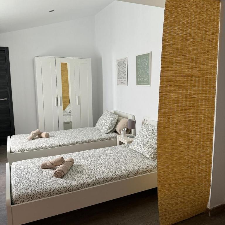 Gran casa cerca de la playa con 3 dormitorios en Pedregalejo - Casa de 3 dormitorios - 55