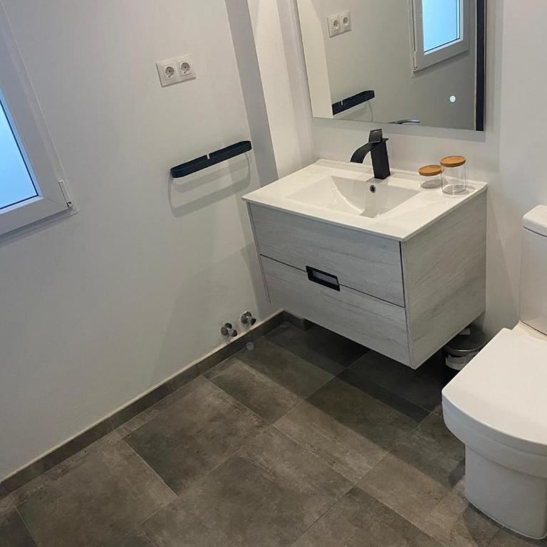 Gran casa cerca de la playa con 3 dormitorios en Pedregalejo - Casa de 3 dormitorios - 68