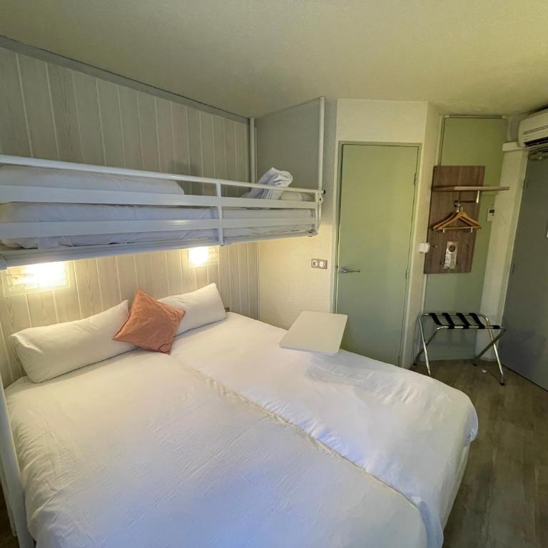 Brit Hotel Chambery - Chambre Triple (2 Adultes & 1 Enfant) - 6