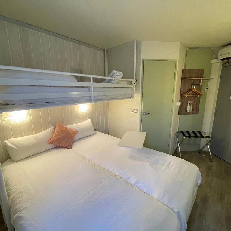 Brit Hotel Chambery - Chambre Triple (2 Adultes & 1 Enfant) - 2