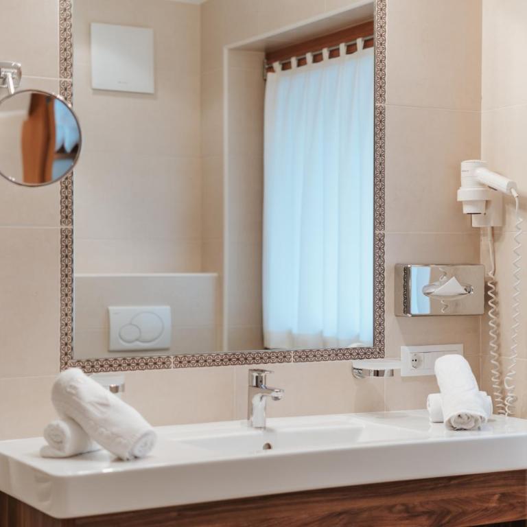 B&B Hotel Mirabel - Camera Matrimoniale Deluxe - 2