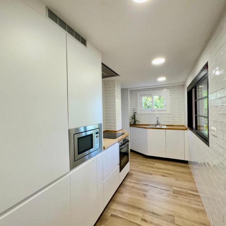 The Cozy House by Kura Homes - Three-Bedroom Apartment - 8