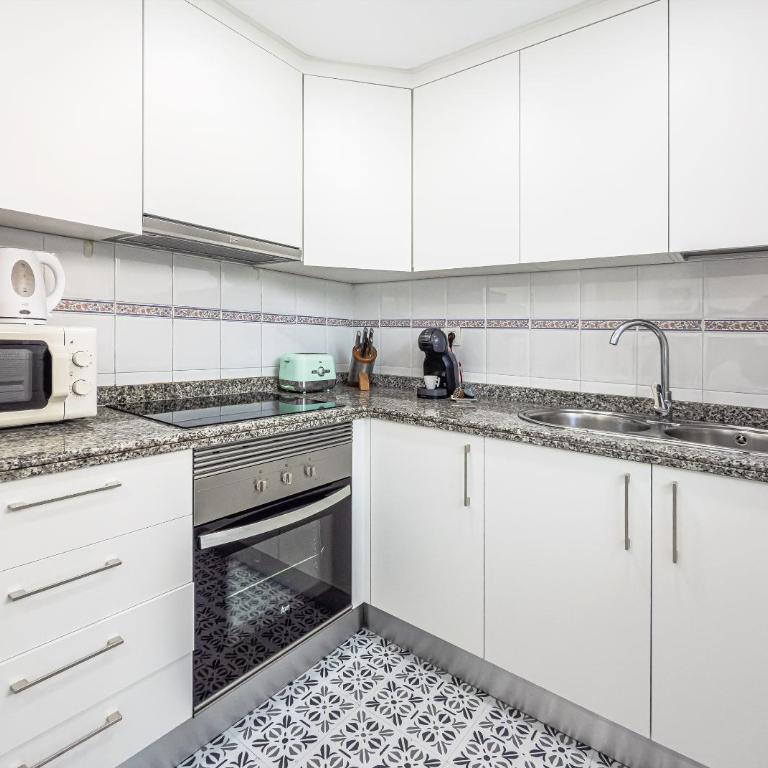 New Charming Apartment by the beach with swimming pool, parking & tennis court - Three-Bedroom Apartment - 23