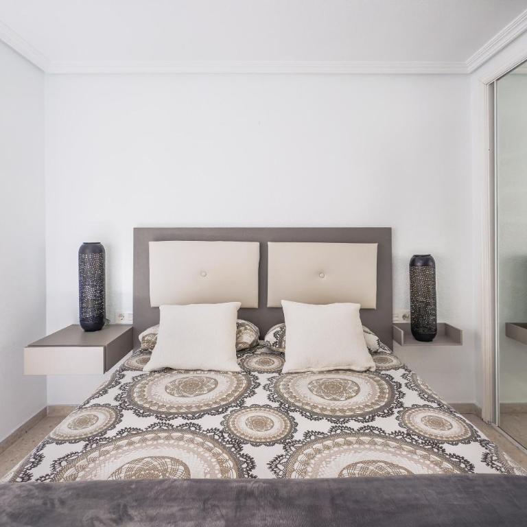 New Charming Apartment by the beach with swimming pool, parking & tennis court - Three-Bedroom Apartment - 13