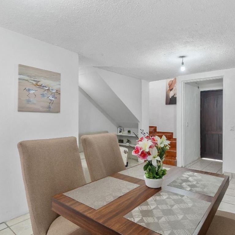 Casa Cozy, 2 bedroom, 4 bed, 2 baths with parking - Three-Bedroom House - 2