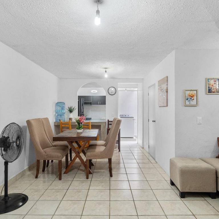 Casa Cozy, 2 bedroom, 4 bed, 2 baths with parking - Three-Bedroom House - 12