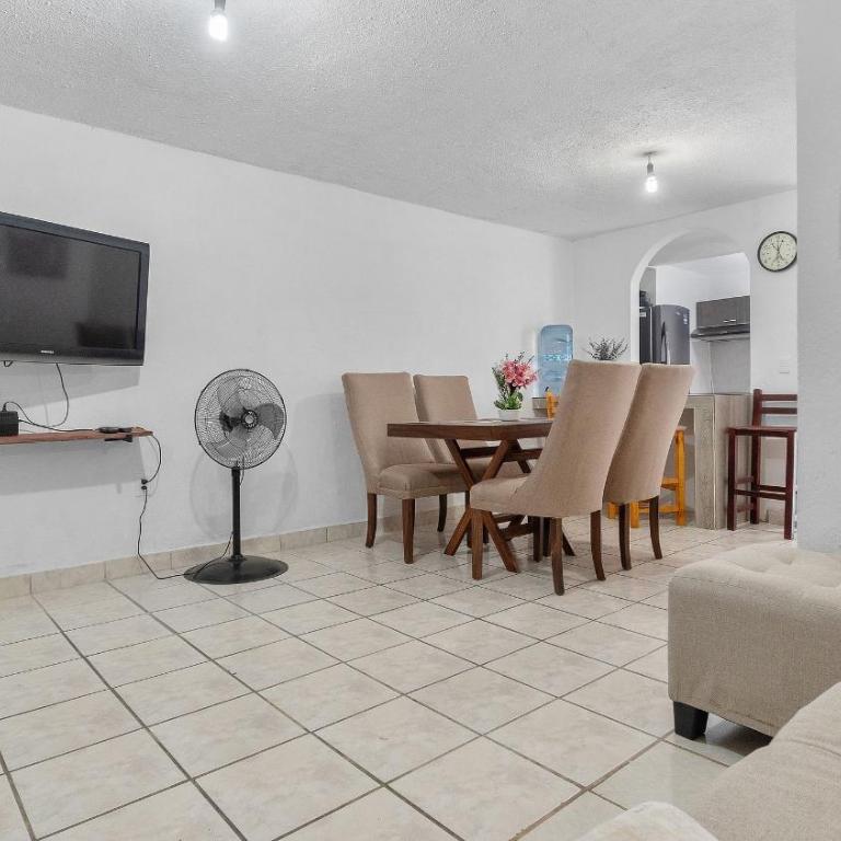 Casa Cozy, 2 bedroom, 4 bed, 2 baths with parking - Three-Bedroom House - 11