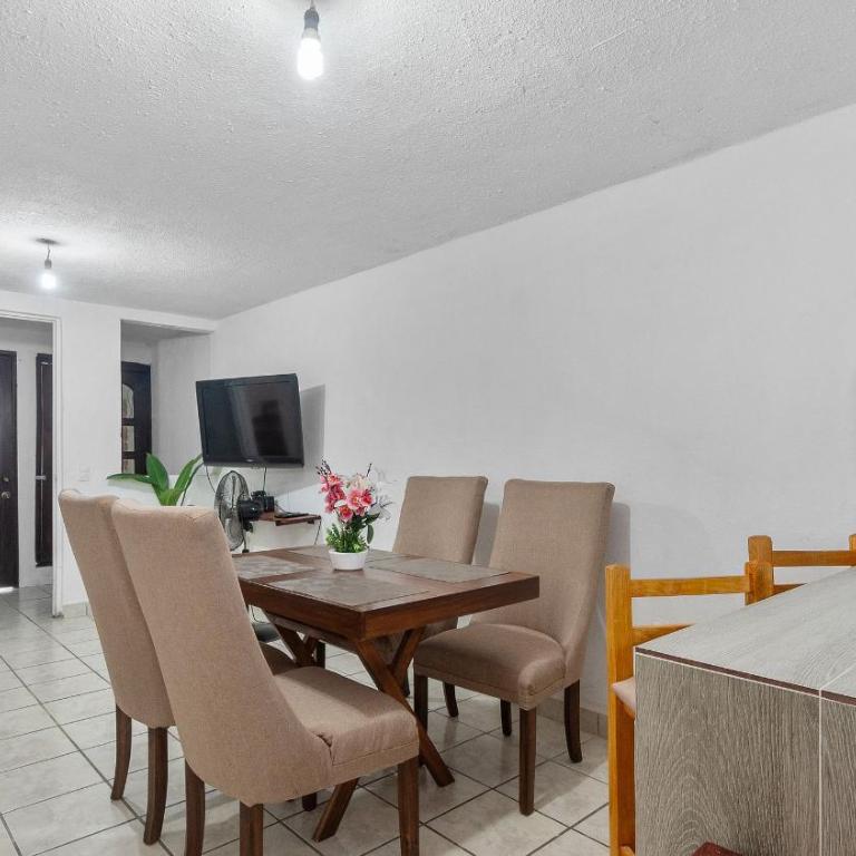 Casa Cozy, 2 bedroom, 4 bed, 2 baths with parking - Three-Bedroom House - 5