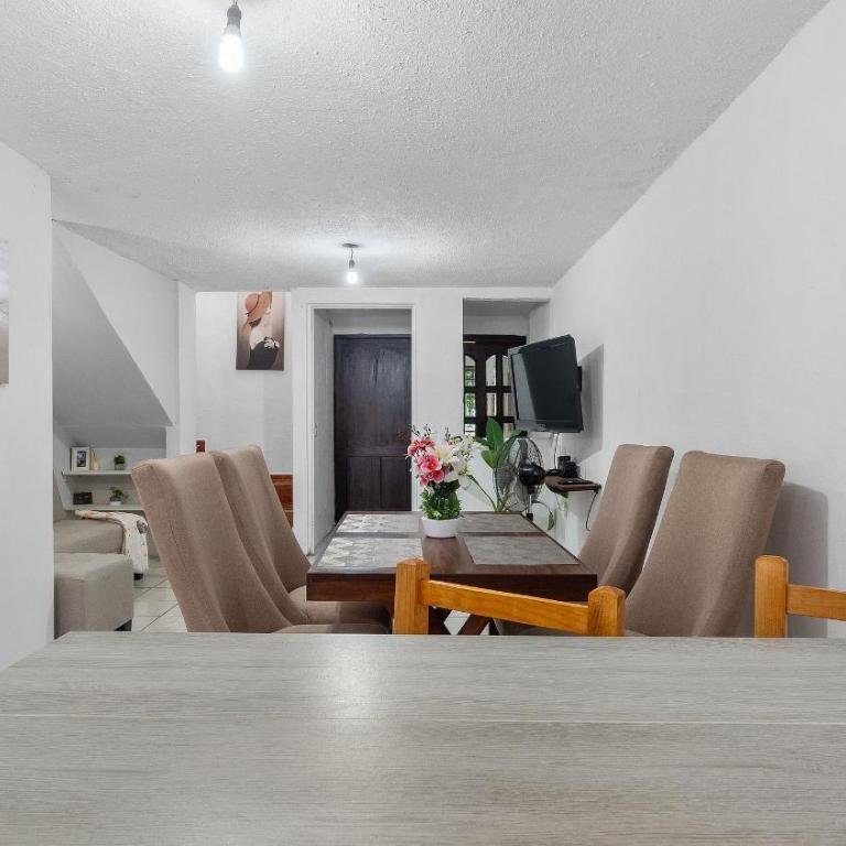Casa Cozy, 2 bedroom, 4 bed, 2 baths with parking - Three-Bedroom House - 6