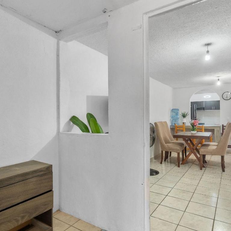 Casa Cozy, 2 bedroom, 4 bed, 2 baths with parking - Three-Bedroom House - 7