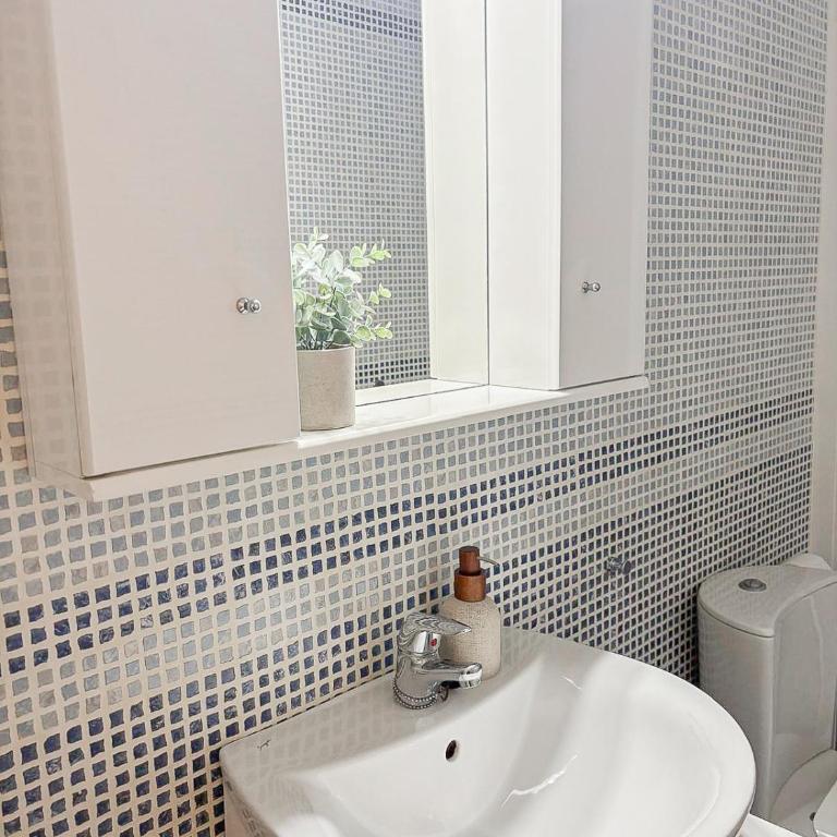 Oasis del Sol - Three-Bedroom Apartment - 10