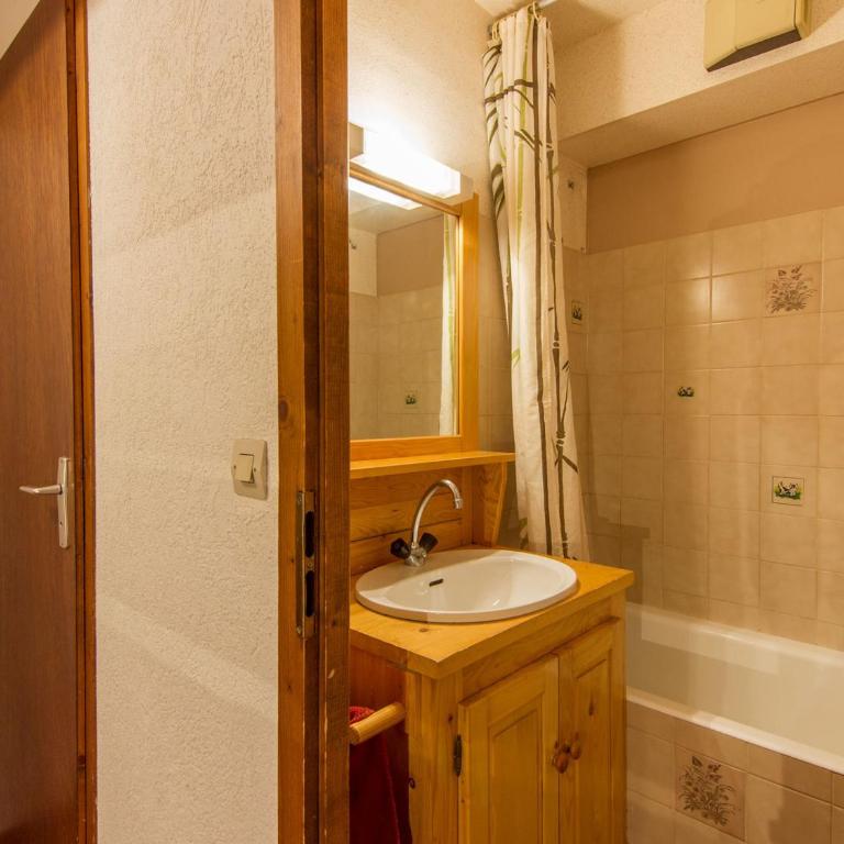 La Clusaz: Appart 6 pers, balcon, garage, WiFi - FR-1-818-14 - Apartment - 6