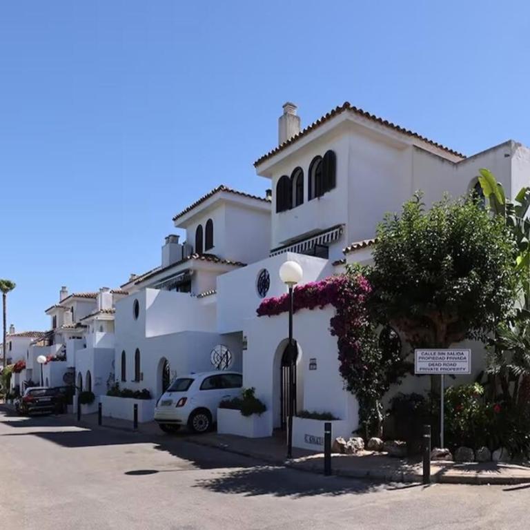 4 Bedroom Townhouse 200 meters from the Beach! - Apartment - 3