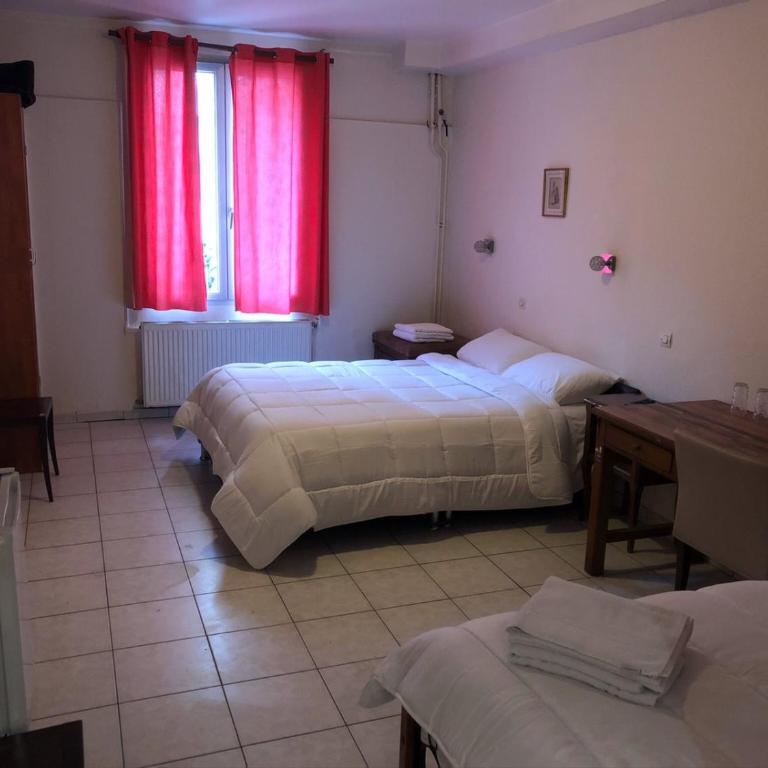 Hôtel de Ménilmontant - Chambre Triple - Accessible aux Personnes à Mobilité Réduite - 1