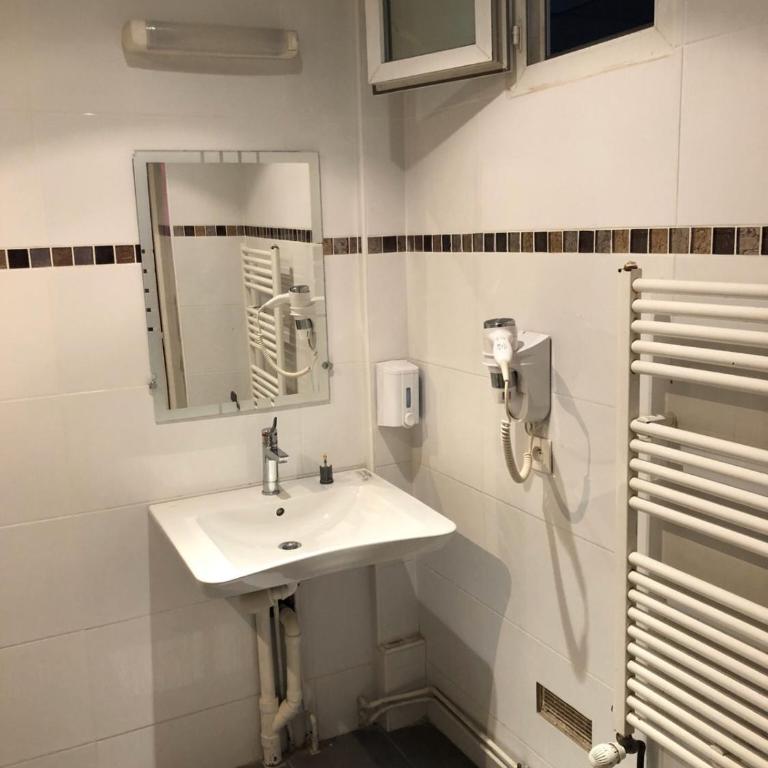 Hôtel de Ménilmontant - Chambre Triple - Accessible aux Personnes à Mobilité Réduite - 3