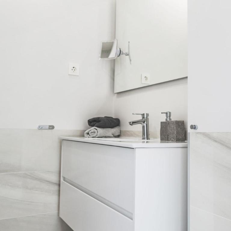 Quiet modern apartment with a large sunny garden! - Apartamento de 2 dormitorios - 29