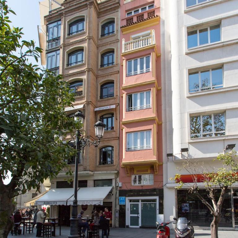 Apartamentos Edificio Constitución - Estudio Económico (2 adultos) - Calle Adolfo Rodríguez Jurado, 8 - 9