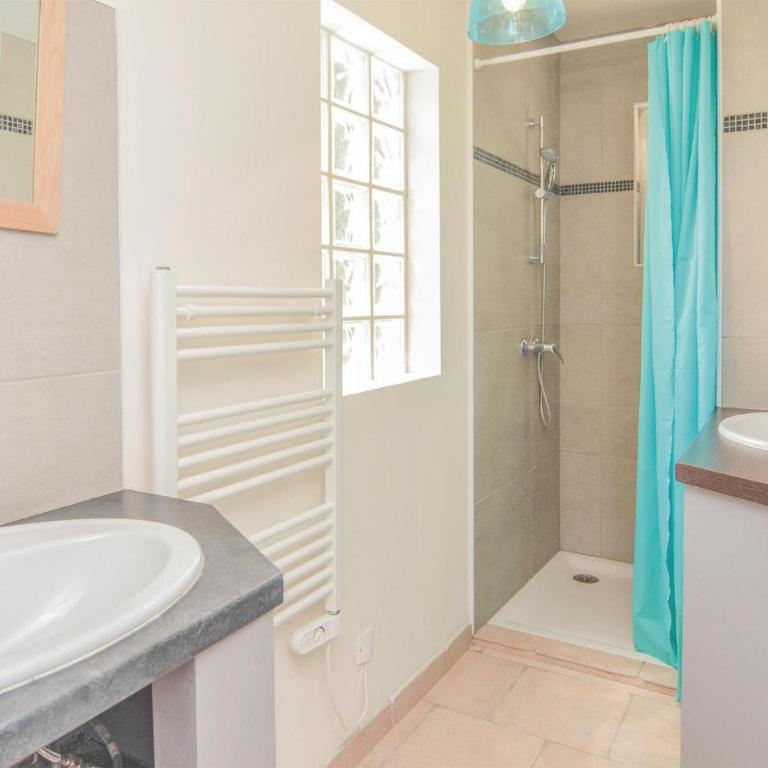 Stunning Apartment In Le Sambuc With Wifi - Appartement 3 Chambres - 13