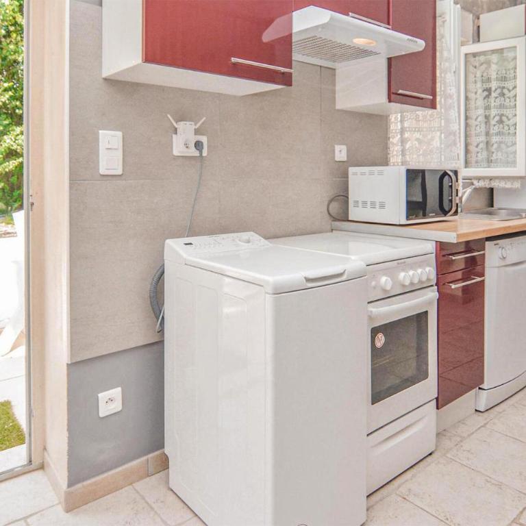 Stunning Apartment In Le Sambuc With Wifi - Appartement 3 Chambres - 8