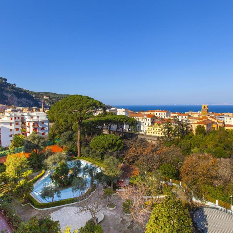 AMORE RENTALS - Casa Amore - Four-Bedroom Deluxe Apartment - 1
