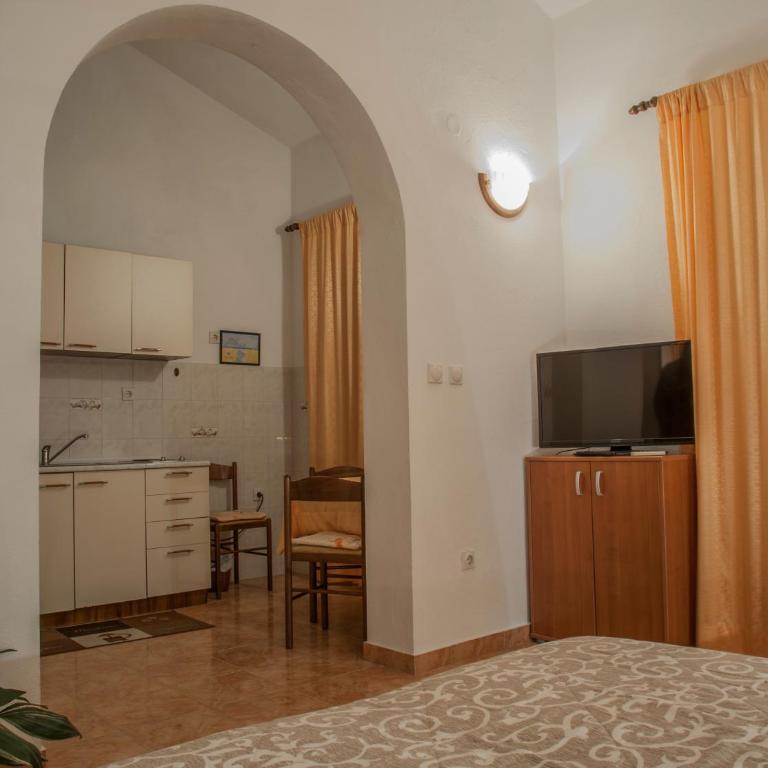 Huter Apartments - Comfort One-Bedroom Apartment with Balcony - 13